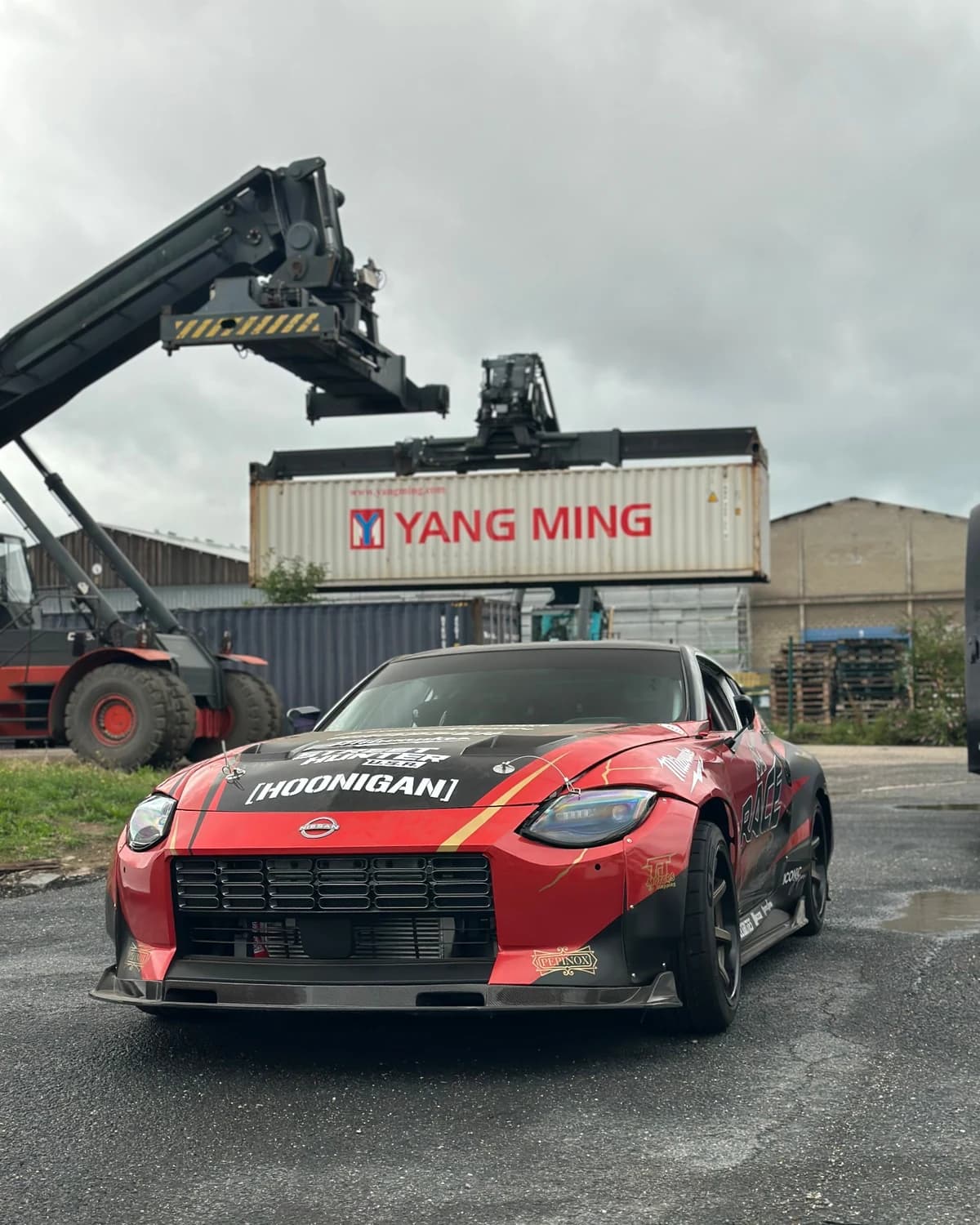 Nissan 400Z de drift de Gaëlle Mayet devant un conteneur au Havre